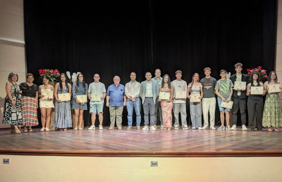 Caldas premia sus mejores expedientes académicos con entradas para el Revenidas y un bono en comercio local