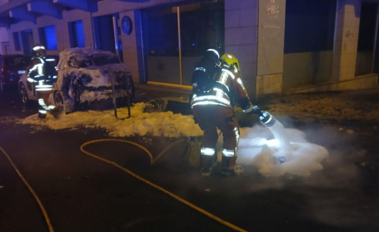 Un incendio en unos contenedores fractura la cristalera de un comercio y chamusca la parte trasera de un coche en López Ballesteros