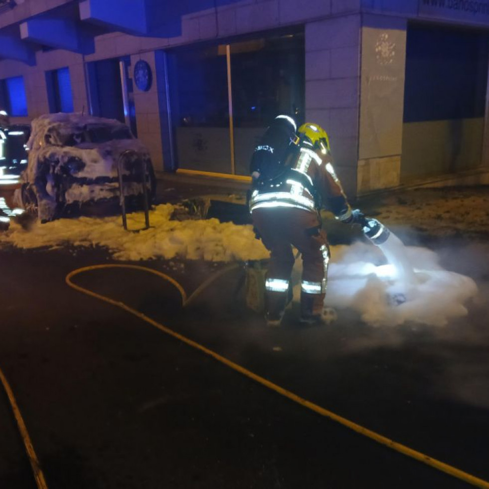 Un incendio en unos contenedores fractura la cristalera de un comercio y chamusca la parte trasera de un coche en López Ballesteros