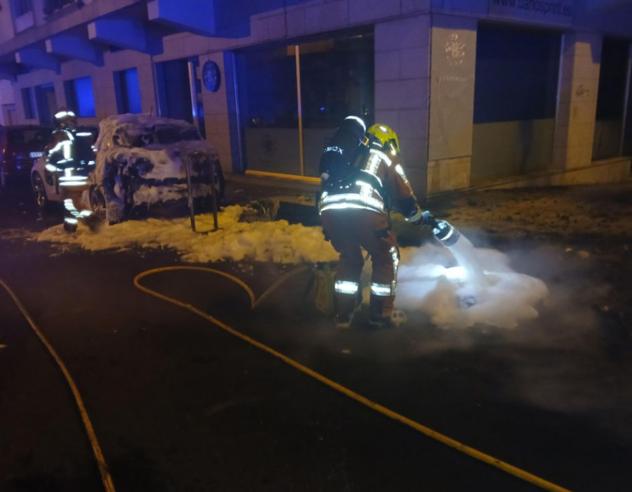 Un incendio en unos contenedores fractura la cristalera de un comercio y chamusca la parte trasera de un coche en López Ballesteros
