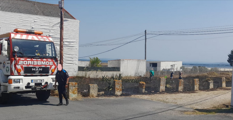 Declarado un incendio forestal en una finca privada próxima a viviendas y a una pasarela de madera en Ribeira