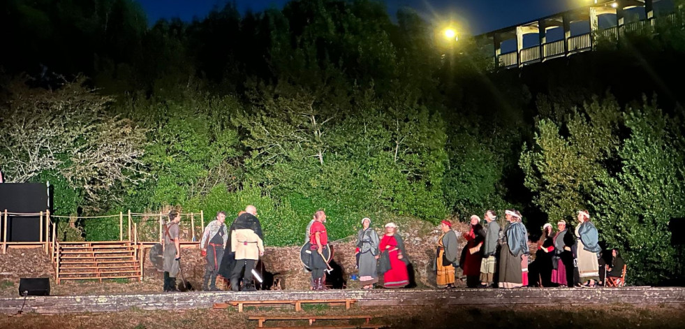 Éxito rotundo del VikingDrama en Catoira, que hoy celebra su último pase previo a la Romaría