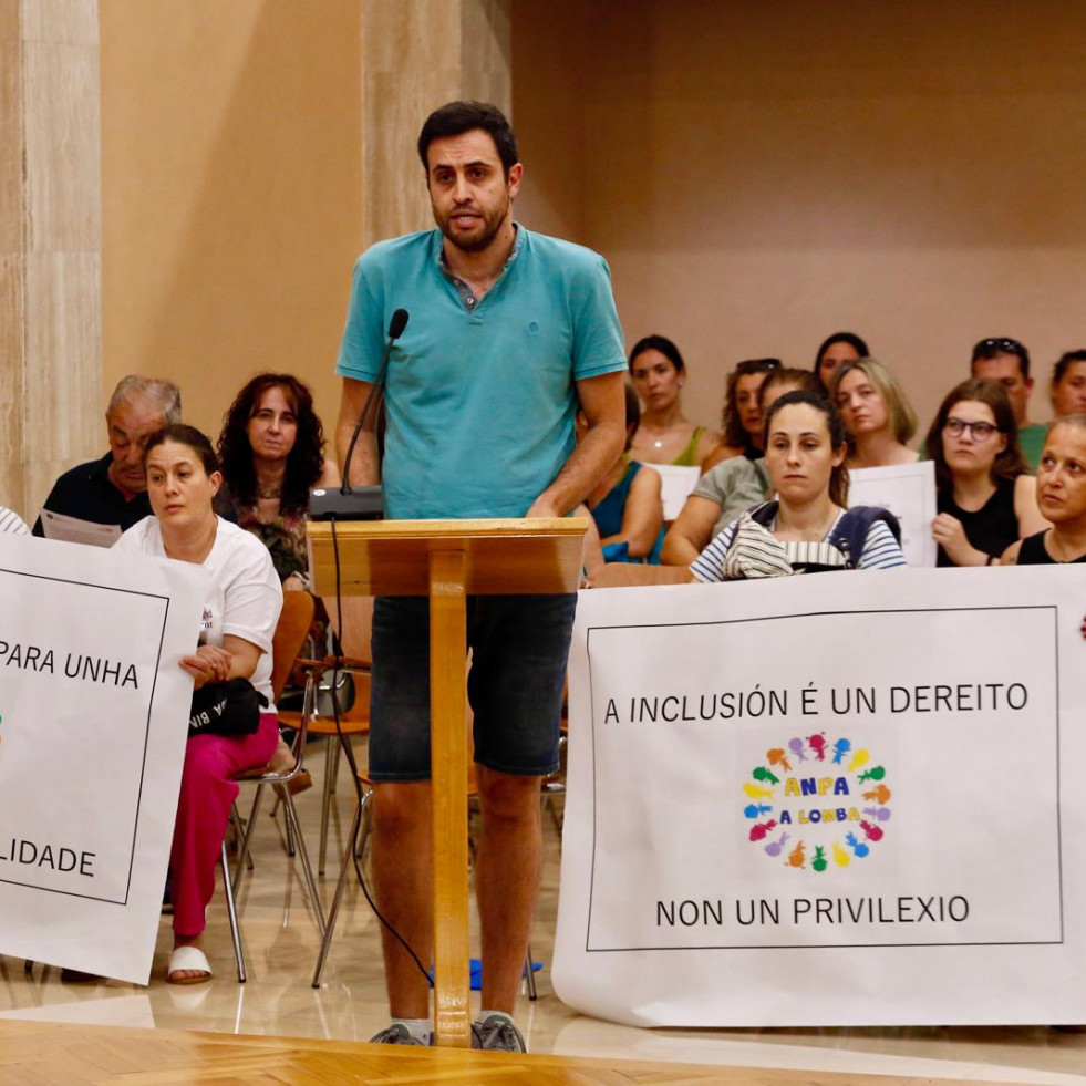 Las ANPA hacen piña para apoyar a las familias de A Lomba que reclaman recursos para niños con necesidades especiales