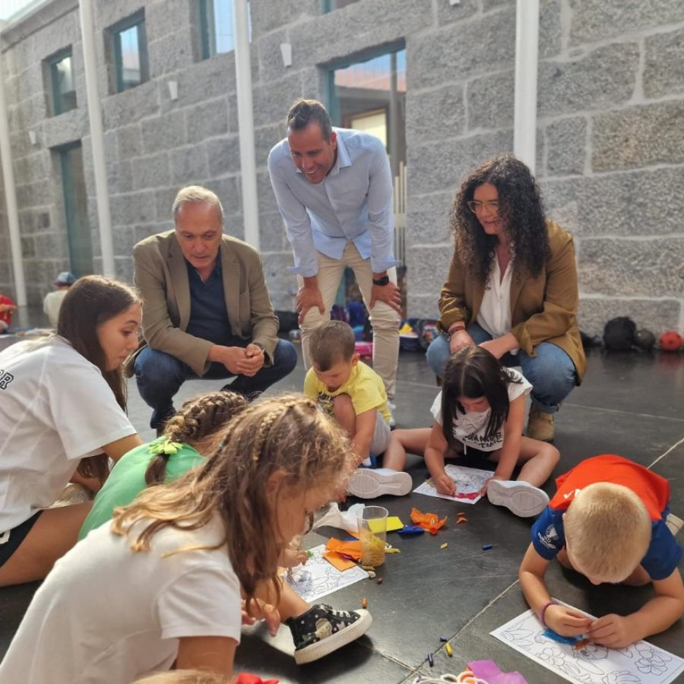 La Xunta visita el campamento de conciliación familiar de Moraña, financiado con más de 21.000 euros