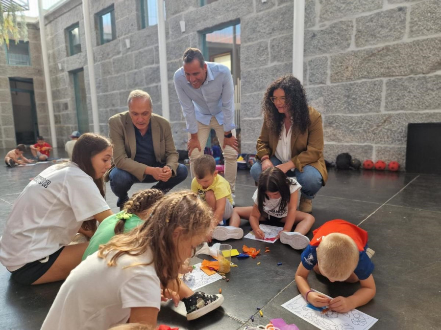 La Xunta visita el campamento de conciliación familiar de Moraña, financiado con más de 21.000 euros