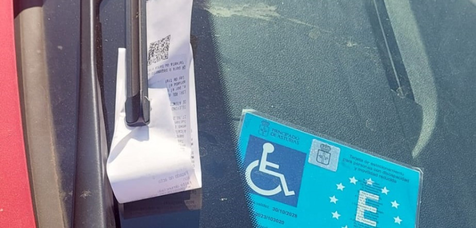 Una zona de aparcamiento para residentes provoca el malestar de turistas en Portonovo