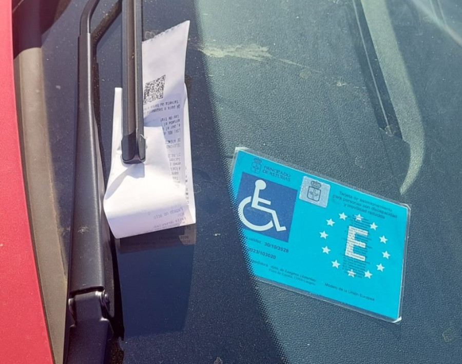 Una zona de aparcamiento para residentes provoca el malestar de turistas en Portonovo