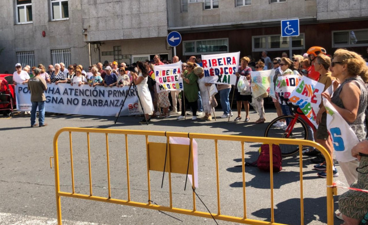 Ribeira y Aguiño retoman sus protestas por la falta de médicos en sus centros de salud