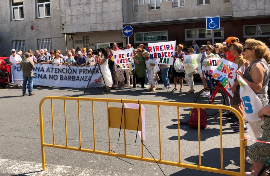Ribeira y Aguiño retoman sus protestas por la falta de médicos en sus centros de salud