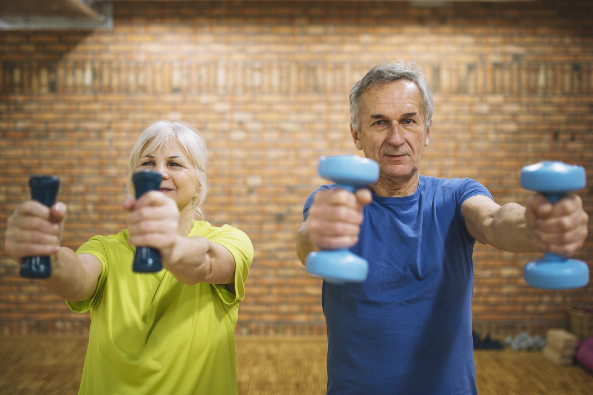 Gente mayor entrenando en gimnasio