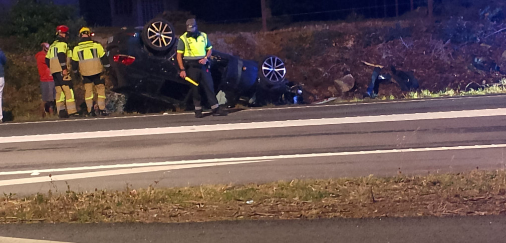 Un coche acaba volcado tras salirse de vía en A Illa