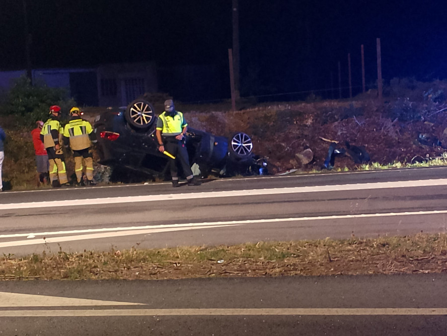 Un coche acaba volcado tras salirse de vía en A Illa