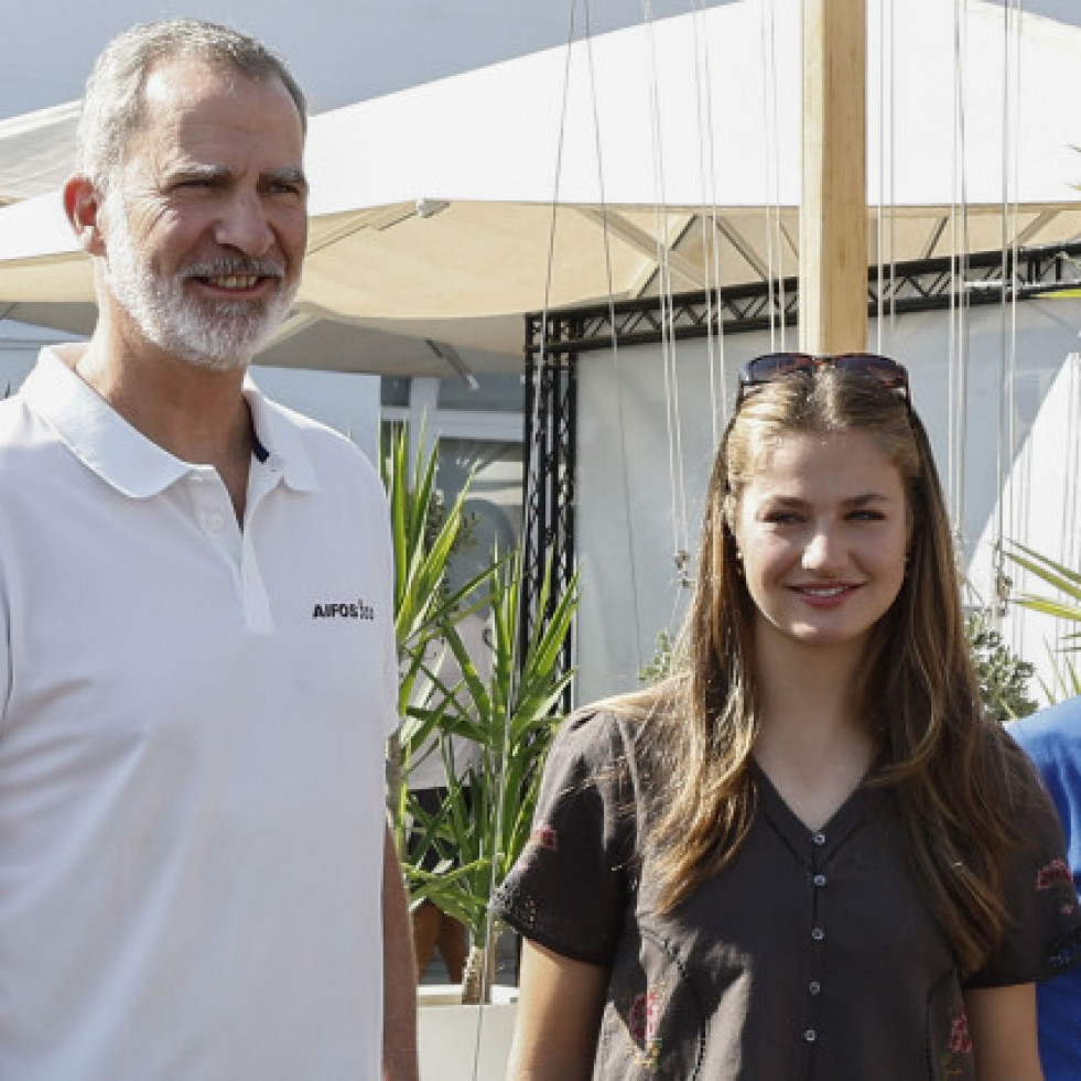La princesa Leonor visita por sorpresa el club náutico de Palma acompañada por el rey