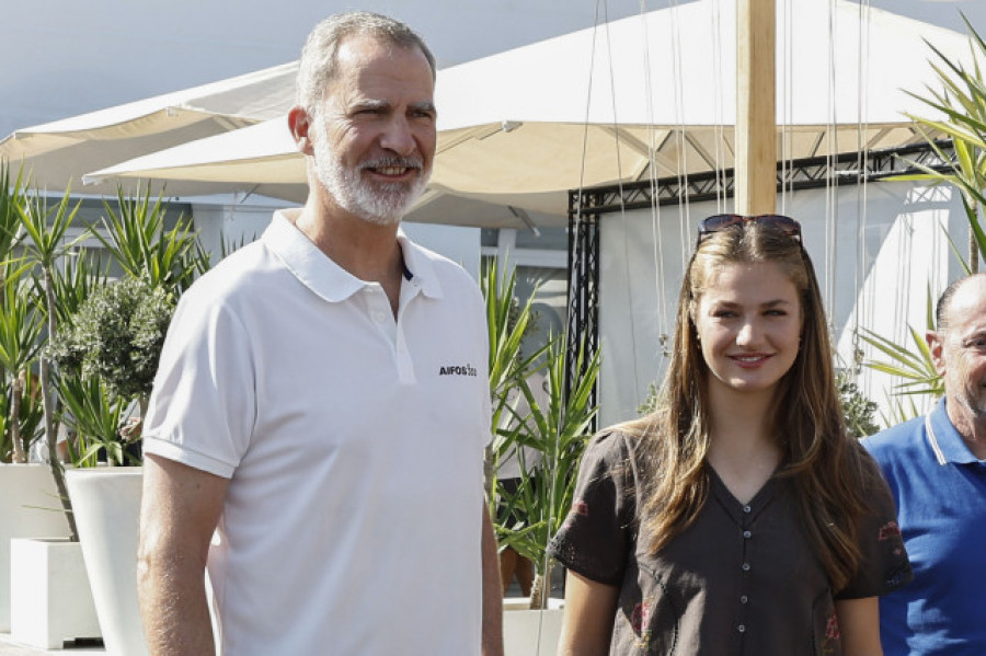 La princesa Leonor visita por sorpresa el club náutico de Palma acompañada por el rey