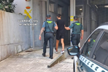 El detenido por agredir a dos personas en Cambados