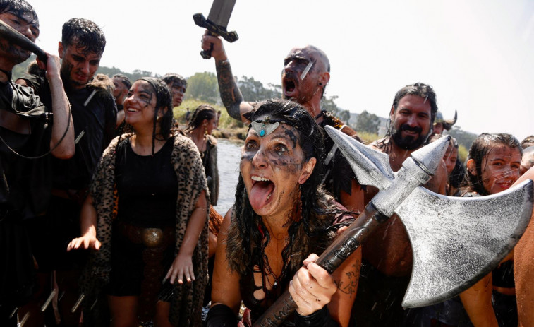 La batalla se vuelve fiesta en Catoira y todos bailan al son de la Romaría Vikinga