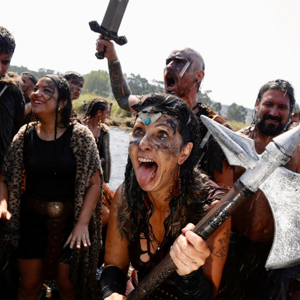 La batalla se vuelve fiesta en Catoira y todos bailan al son de la Romaría Vikinga