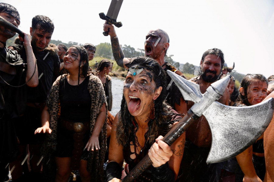 La batalla se vuelve fiesta en Catoira y todos bailan al son de la Romaría Vikinga