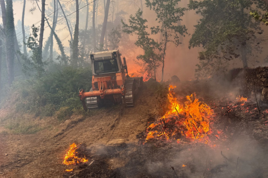 Extinguido el incendio declarado el miércoles en A Cañiza