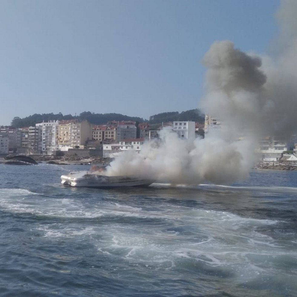 Arde una embarcación tras repostar en la gasolinera del puerto deportivo de Sanxenxo