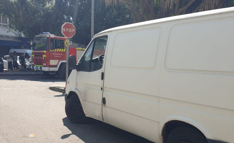 Arde el motor de un coche tras explotar en Pontearnelas y dos personas resultan heridas en un accidente en Cambados