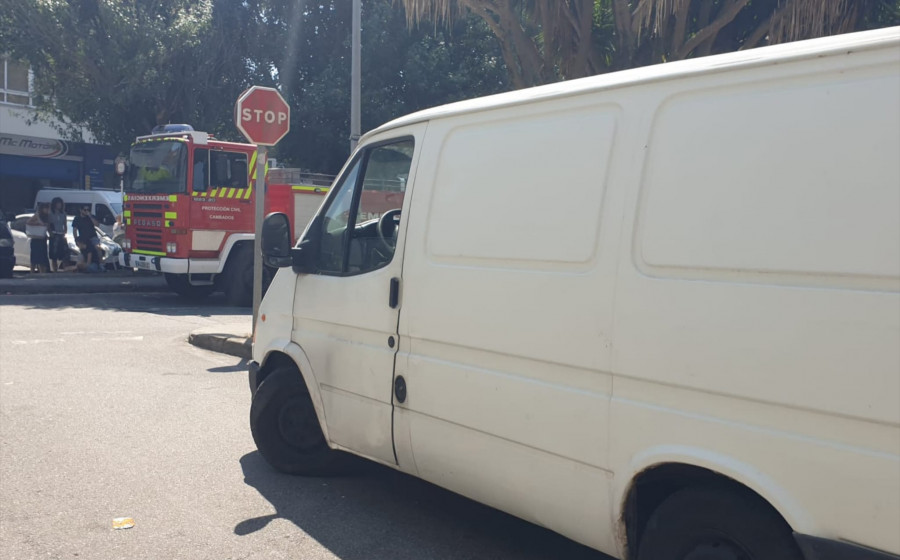 Arde el motor de un coche tras explotar en Pontearnelas y dos personas resultan heridas en un accidente en Cambados