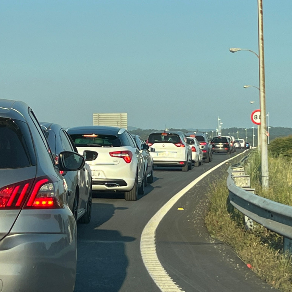 Arosa explota ante las “colas interminables” por el semáforo de A Pantrigueira y urge a la Xunta que tome medidas