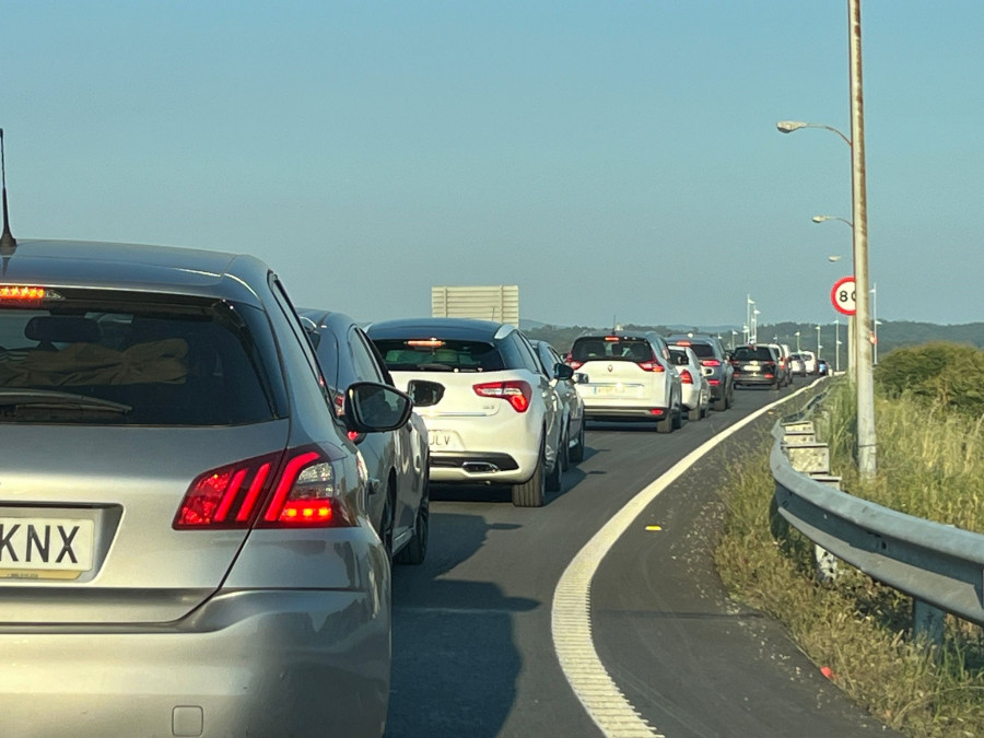 Arosa explota ante las “colas interminables” por el semáforo de A Pantrigueira y urge a la Xunta que tome medidas