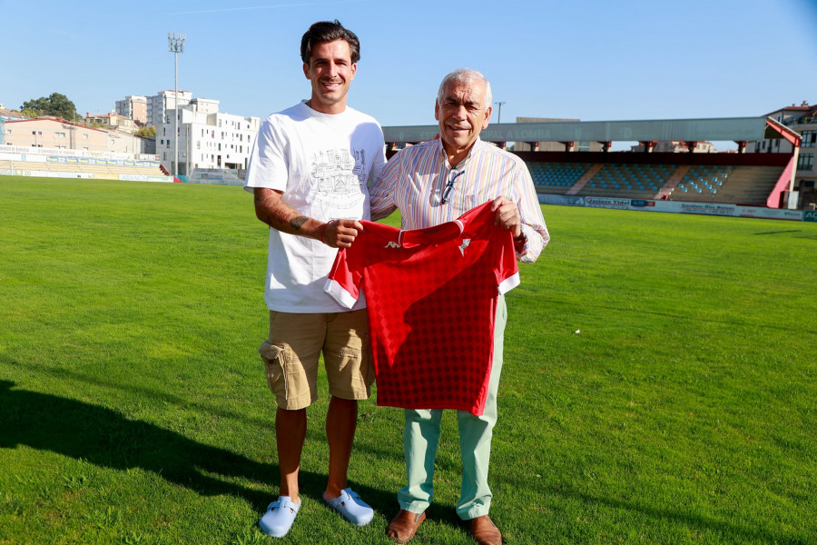 El Arosa SC hace oficial el fichaje de Álex Rey para cerrar la plantilla