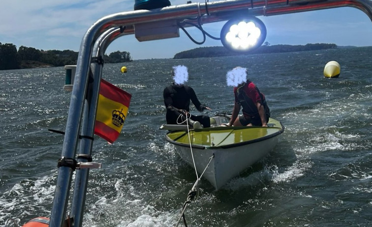 Rescatan un velero que volcó y rompió el mástil frente a la playa de Bamio
