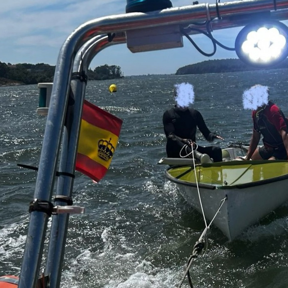 Rescatan un velero que volcó y rompió el mástil frente a la playa de Bamio