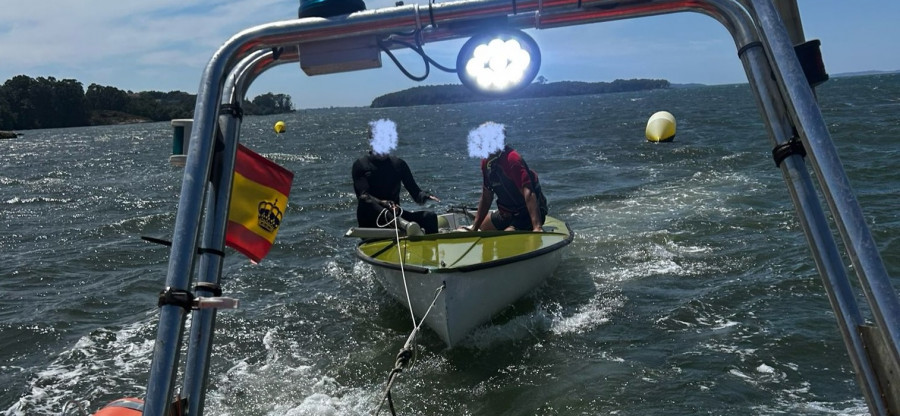 Rescatan un velero que volcó y rompió el mástil frente a la playa de Bamio
