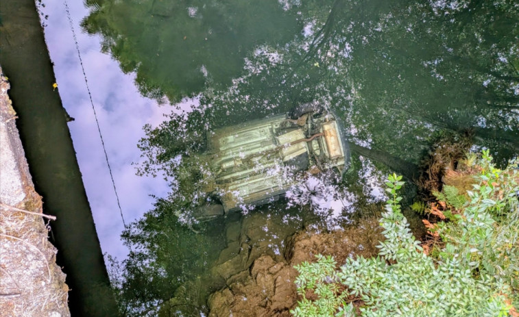 Fallece un joven al precipitarse su coche al río Coroño desde el puente de Runs y quedar volcado y sumergido