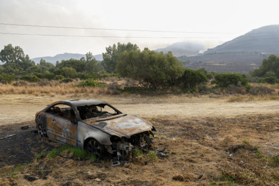 Los cambios de viento dificultan la extinción del incendio de Tarifa con 1.550 desalojados