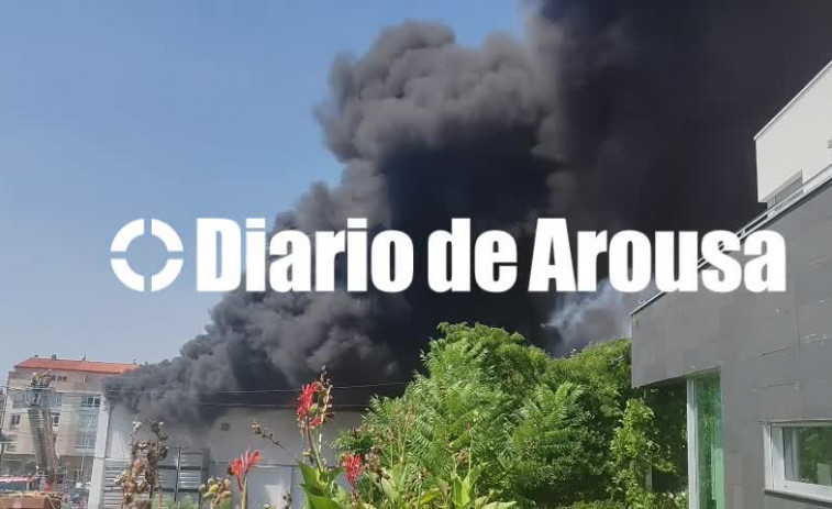 Desalojan a 110 trabajadores de Conservas Miramar de Rianxo tras registrarse un incendio en su tejado