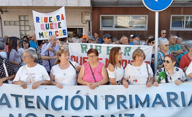 El centro de salud de Ribeira tiene sólo en activo a 5 de sus 14 médicos de plantilla por la mañana
