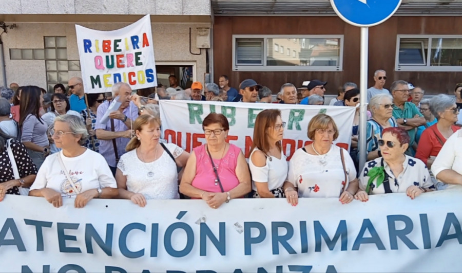 El centro de salud de Ribeira tiene sólo en activo a 5 de sus 14 médicos de plantilla por la mañana