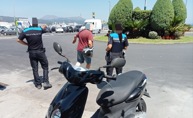Colisión entre un coche y un ciclomotor en la rotonda del Malecón de Ribeira