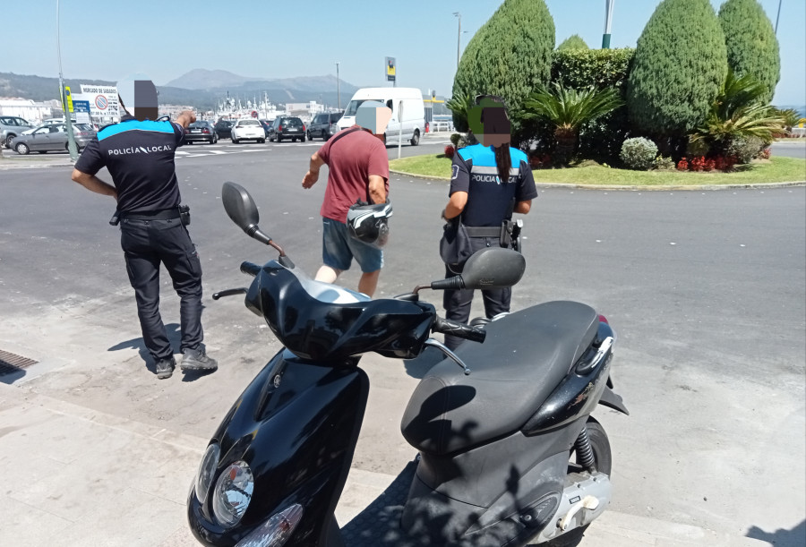 Colisión entre un coche y un ciclomotor en la rotonda del Malecón de Ribeira