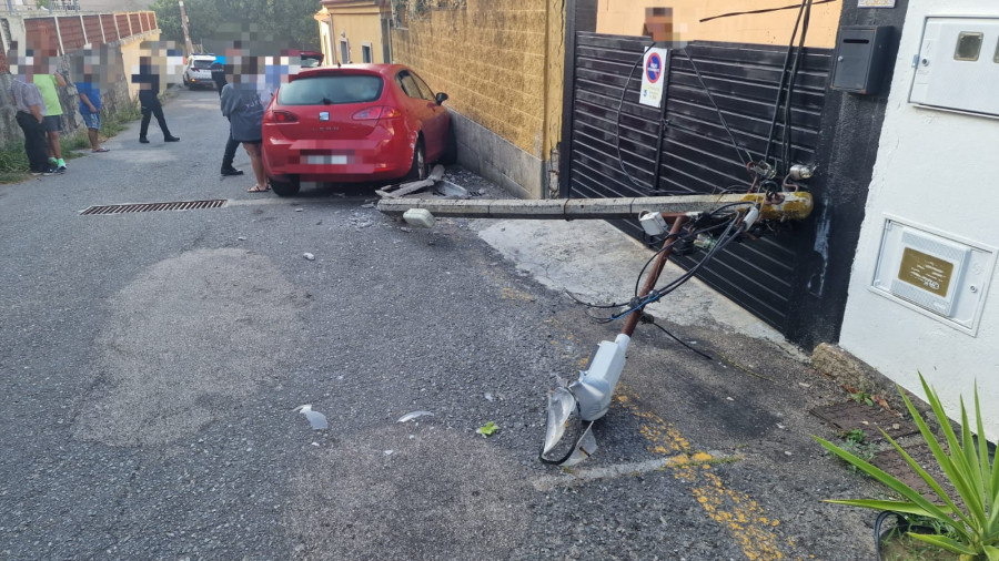Un choque contra un poste deja a viviendas sin luz y la caída de una ventana daña dos coches de madrugada en Sanxenxo