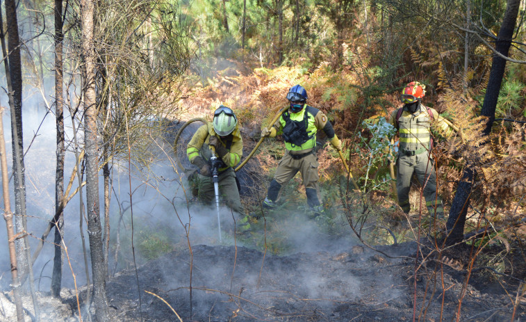 Declarado un incendio forestal en una finca privada de monte arbolado en Ribeira