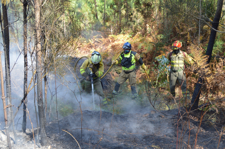 Declarado un incendio forestal en una finca privada de monte arbolado en Ribeira