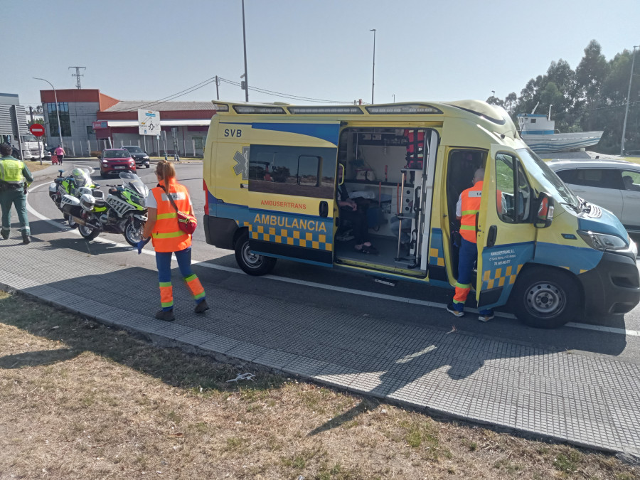 Un conductor se da a la fuga con su vehículo tras un accidente con otro coche y causar dos heridos en Ribeira