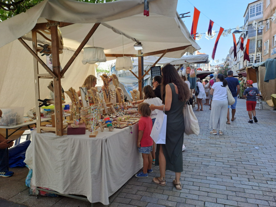 Arranca en la calle peatonal de Boiro un nuevo Mercado Castrexo con puestos de artesanía y alimentación