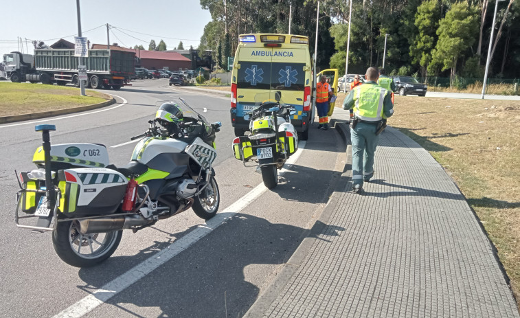 Localizado el vehículo que se fugó tras un accidente con dos heridos en la rotonda de Xarás, en Ribeira