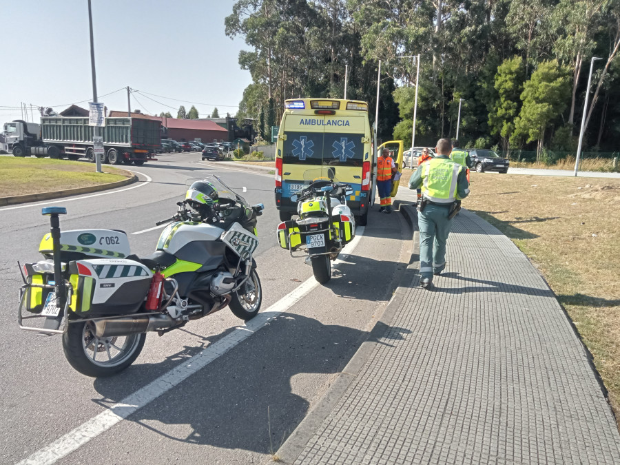 Localizado el vehículo que se fugó tras un accidente con dos heridos en la rotonda de Xarás, en Ribeira