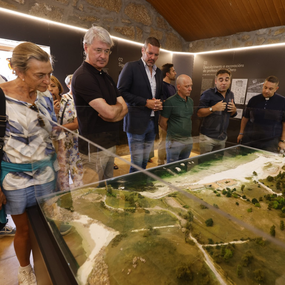 Inauguran en San Vicente el aula de interpretación del yacimiento de Adro Vello