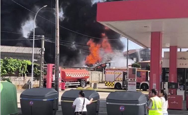 Incendio en Rubiáns: arde una nave de Impex con raticidas y materiales inflamables