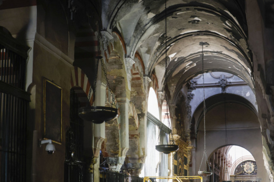 El interior de la Mezquita de Córdoba tras el incendio: una capilla colapsada y dos afectadas