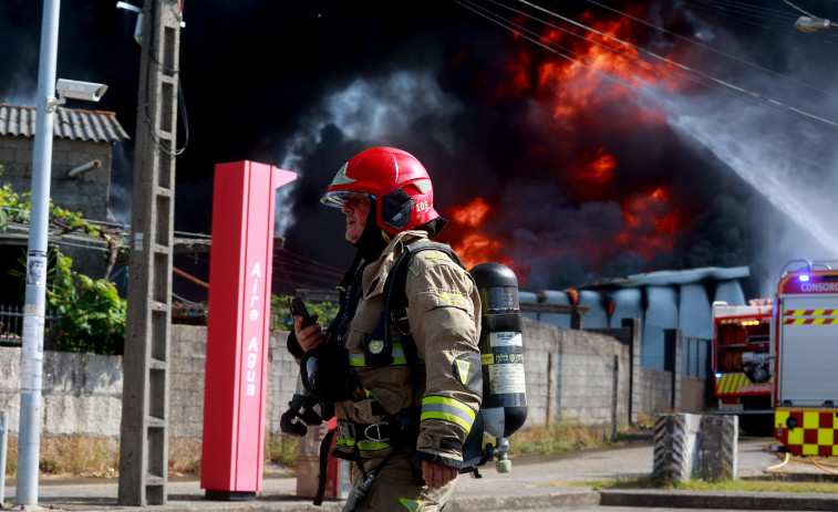 Un incendio arrasa una nave de Impex y obliga a desalojar decenas de casas